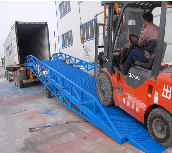 移動式登車（chē）橋（qiáo）使用現（xiàn）場