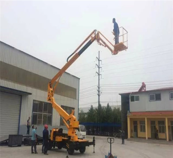 折臂式升（shēng）降機 